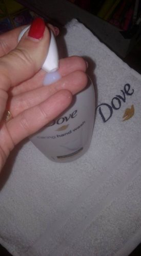 Noul săpun lichid Dove, cu o 1/4 cremă hidratantă, este tot ce îți poți dori pentru mâinile tale!