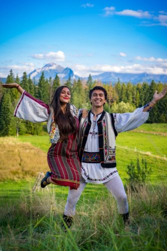 O nuntă ca-n povești cu un program folcloric de dansuri populare românești!