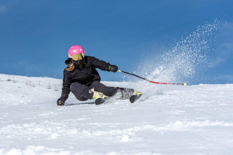 Să ne bucurăm de iarnă cu școala de ski Șureanu!